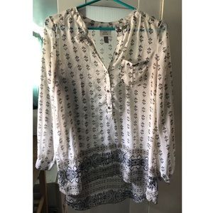 Flowy long-sleeved blouse.